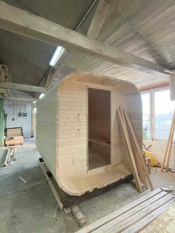 Sauna w trakcie budowy w warsztacie WarmEscape
