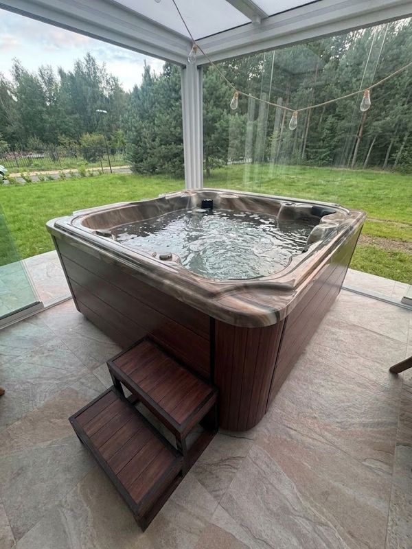 Jacuzzi ogrodowe pod zadaszeniem