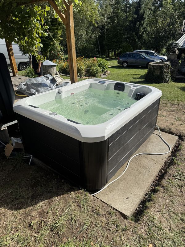 Jacuzzi Pablitto na betonowej płycie przy pergoli, widok z boku