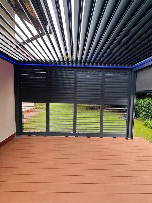 Pergola Kotoba od środka: lamele dachowe, podświetlenie LED i boczna żaluzja