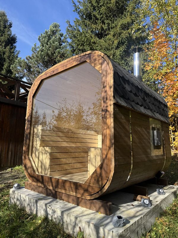Sauna Quadro z panoramicznym oknem, bocznym okienkiem i kominem ze stali nierdzewnej