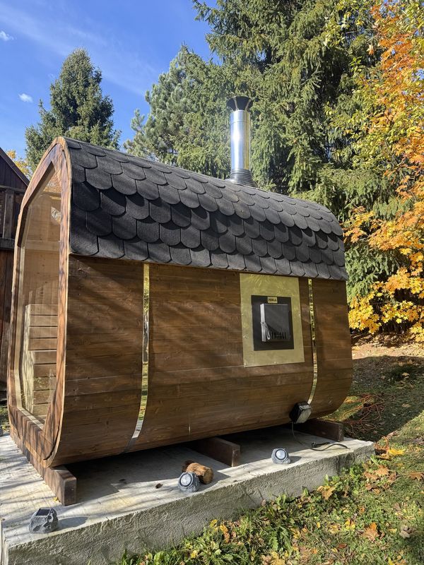 Sauna Quadro z bocznym okienkiem i dachem z gontu